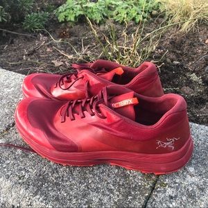 Arc’teryx Red NORVAN LD 10  lightweight hiking with Vibram soles (mens)